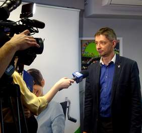 Prcacownik Kujawsko-Pomorskiego Oddziału PFRON - Michał Bohuszko - podczas udzielania wywiadu