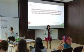 Pokaż zdjęcie: Klaudia Kniewska -stażystka Oddziału Małopolskiego PFRON podczas wystapienia