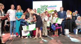 Pokaż zdjęcie: Rozdanie nagród Laureatom Festiwalu "Integracja malowana dźwiękiem"