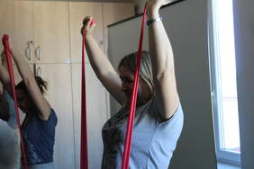 Pokaż zdjęcie: Ćwiczenia z taśmami Thera Band