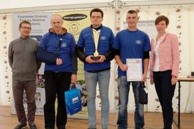 Pokaż zdjęcie: Mirosław Sobkowiak, dyrektor Powiatowego Centrum Pomocy Rodzinie w Gostyniu, zwycięzcy Wojewódzkiego Turnieju w Bule z Pucharem PFRON oraz  Anna Skupień, dyrektor Oddziału Wielkopolskiego PFRON