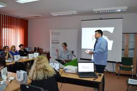 Pokaż zdjęcie: Jacek Tkacz prowadzący szkolenie pracownik Oddziału Warmińsko-Mazurskiego