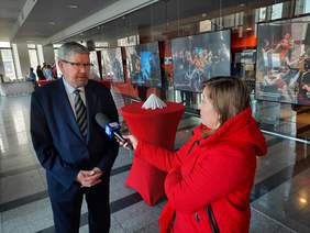 Pokaż zdjęcie: Dyrektor Władysław Skwarka udzialający wywiadu dotyczącego konkursu