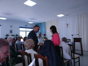 Pokaż zdjęcie: Wręczenie pamiątkowych podziękowań i symbolicznych róż. fot. M. Bujarski