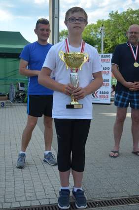 Najmłodszy zawodnik z pucharem ufundowanym przez PFRON