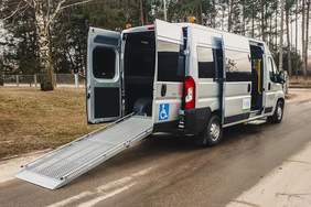 Pokaż zdjęcie: Mikrobus dla Domu Pomocy Społecznej w Uhowie.