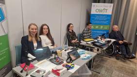Pokaż zdjęcie: Stoiska informacyjne małopolskich OWiTów - na stolikach prezentowane są sprzęty dla OzN