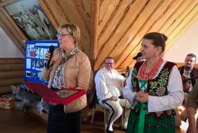 Pokaż zdjęcie: Dyrektor Marta Mordarska przekazała gratulacje i podziękowania Prezes Czesławie Cieniawskiej