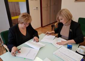 Pokaż zdjęcie: Marta Mordarska, Dyrektor Małopolskiego Oddziału PFRON podpisuje umowę na realizacjię projektu w ramach pilotażowego programu "Absolwent" z Moniką Cyboran, Prezes Zarządu Fundacji Sustinae
