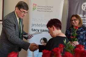 Pokaż zdjęcie: Pan Zbigniew Studziński - Okręgowy Inspektor Pracy wręcza nagrodę jednej z laureatek