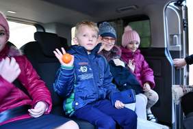 Pokaż zdjęcie: Uczniowie w nowym samochodzie