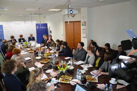 Sala konferencyjna - śniadanie prasowe, zgromadzeni goście, dziennikarze