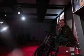 Pokaż zdjęcie: Michał Woroch, niepełnosprawny podróżnik podczas Festiwalu Śladami Marzeń w Poznaniu