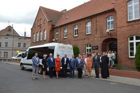 Pokaż zdjęcie: Przekazanie busa z dofinansowaniem PFRON dla Warsztatów Terapii Zajęciowej w Miejskiej Górce