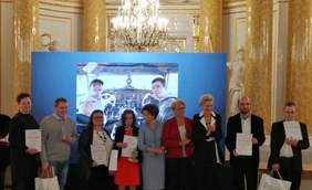 Pokaż zdjęcie: Andrzej Kowalczyk z Domu Pomocy Społecznej w Ślesinie jednym z laureatów tegorocznego ogólnopolskiego finału XVII edycji Konkursu Plastycznego „Sztuka Osób Niepełnosprawnych”, który odbył się na Zamku Królewskim w Warszawie