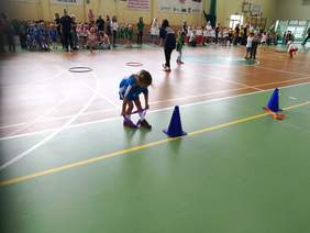 Pokaż zdjęcie: Konkurencja turniejowa - bieg i przejście przez szarfę