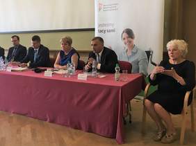 Pokaż zdjęcie: Tłumaczenie na język migowy - Prezes Stowarzyszenia Osób z Wadą Słuchu „Cisza” Ewa Kopytyńska  (z prawej)