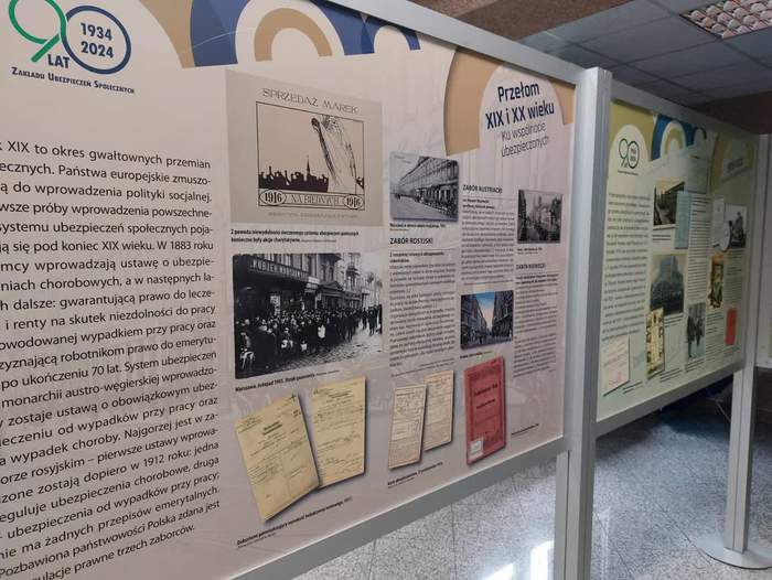 Pokaż zdjęcie: Widoczne tablice z informacjami na temat ZUS z przeszłości