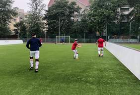 Pokaż zdjęcie: Jeden z pierwszych treningów sekcji blindfootball po zniesieniu obostrzeń związanych z pandemią - na zdjęciu zawodnicy na boisku