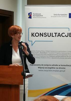 Pokaż zdjęcie: Elżbieta Rafalska wygłasza przemówienie.