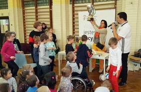 Pokaż zdjęcie: Krakowscy piłkarze z klubu Tyniecka Nie Widzę Przeszkód odwiedzili dzieci i młodzież w Szkole Podstawowej z Oddziałami Integracyjnymi nr 12 im. Janusza Korczaka w Krakowie