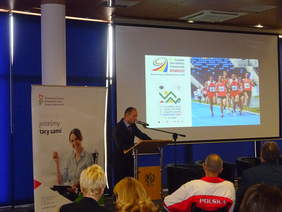 Pokaż zdjęcie: Pan Paweł Kowalski Kierownik Marketingu i Organizacji Imprez Cywilno-Wojskowego Klubu Sportowego Zawisza Bydgoszcz z prezentacją dotyczącą kompleksu sportowego Zawisza