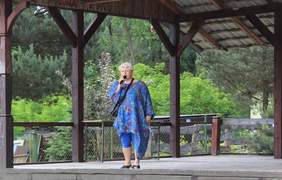 Pokaż zdjęcie: Na scenie Maria Król Przewodnicząca Stowarzyszenia Pomocy Dzieciom Niepełnosprawnym „Krok za krokiem” w Zamościu