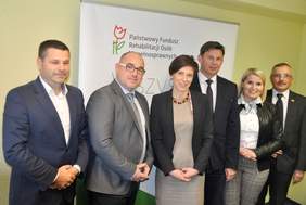 Pokaż zdjęcie: Anna Skupień - dyrektor Oddziału Wielkopolskiego PFRON z przedstawicielami izb gospodarczych deklarujących współpracę na rzecz osób niepełnosprawnych
