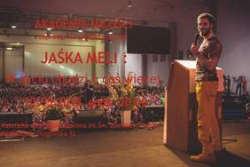 Pokaż zdjęcie: Plakat promujący spotkanie w Poznaniu z Jaśkiem Melą, niepełnosprawnym podróżnikiem