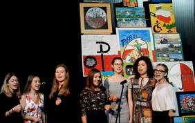 Pokaż zdjęcie: Występ uczniów wokalistyki jazzowej i rozrywkowej z Poznańskiej Ogólnokształcącej Szkoły Muzycznej podczas gali XVI edycji Konkursu Plastycznego „Sztuka Osób Niepełnosprawnych" 