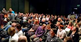 Pokaż zdjęcie: Uczestnicy wielkopolskiej gali XVI edycji Konkursu Plastycznego „Sztuka Osób Niepełnosprawnych"