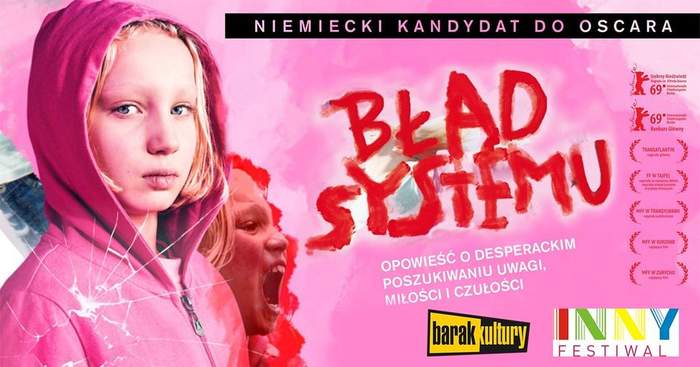 Pokaż zdjęcie: Plakat promujący bezpłatny pokaz filmu pt. „Błąd systemu” z audiodeskrypcją i napisami dla osób niesłyszących