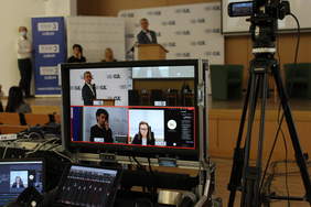 Pokaż zdjęcie: Kadr na relacjonowane wydarzenie z sali konferencyjnej. Mężczyzna przemawiający do mikrofonu.