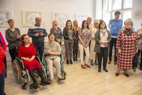 Pokaż zdjęcie: uczestnicy oficjalnego otwarcia Środowiskowego Domu Samopomocy