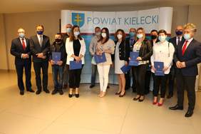 Pokaż zdjęcie: Podpisanie umów w Starostwie Powiatowym w Kielcach