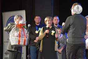 Pokaż zdjęcie: Dyrektor Marta Mordarska złożyła gratulacje z okazji Jubileuszu 