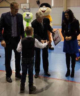 Pokaż zdjęcie: wręczenie nagród laureatom