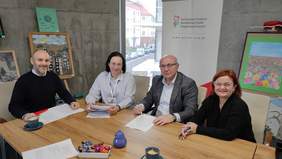 Pokaż zdjęcie: Podpisanie umów