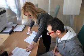 Uczestnicy WTZ uczą się wypełniać wniosek o wydanie karty EKUZ