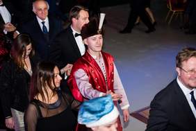 Pokaż zdjęcie: Uroczyste odtańczenie poloneza otwierającego III Bal Charytatywny Fundacji Dom Rodzinnej Rehabilitacji Dzieci z Porażeniem Mózgowym „Dom dla serc”