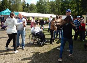 Pokaż zdjęcie: Tańczący ludzie