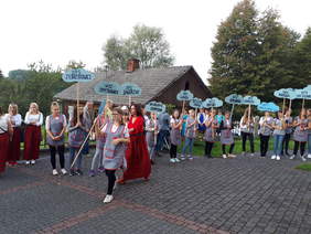 Pokaż zdjęcie: Uczestnicy VII Dożynkowego Spotkania Integracyjnego w Zebrzydowicach