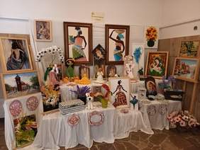Wystawa prac plastycznych, prace prezentowane na ścianach i sztalugach, rzezby prezentowane na stolikach.