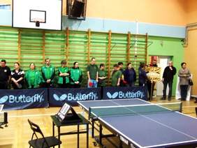 Uczestnicy turnieju i zaproszeni goście obserwują rozgrywki