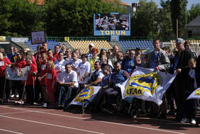 Zawodnicy podczas inauguracji Uczestnicy zawodów podczas inauguracji VII Toruńskiej Olimpiady Sportu Niepełnosprawnych