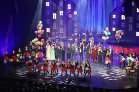 Pokaż zdjęcie: Uczestnicy koncertu "Piosenki Jacka Cygana" oraz zespół "Mała Rewia"