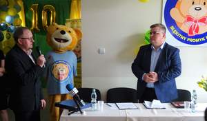 Dyrektor Oddziału Świętokrzyskiego PFRON  składa gratulacje prezesowi Fundacji 