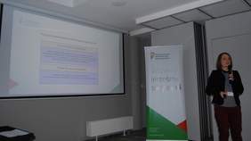 Pokaż zdjęcie: Bogusława Słońska, pracownik Oddziału PFRON podczas  IV Małopolskiej Konferencji "Międzyinstytucjonalna współpraca w obszarze wsparcia osób z niepełnosprawnością"