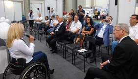 Pokaż zdjęcie: Monika Mazur pełnomocnik regionu łodzkiego FAR oraz uczestnicy spotkania jubileuszowego