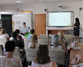 Pokaż zdjęcie: Prezentacja założeń programu na ekranie multimedialnym